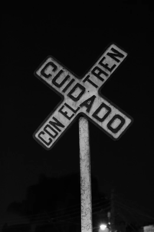 an old railroad crossing sign with the word southern on it