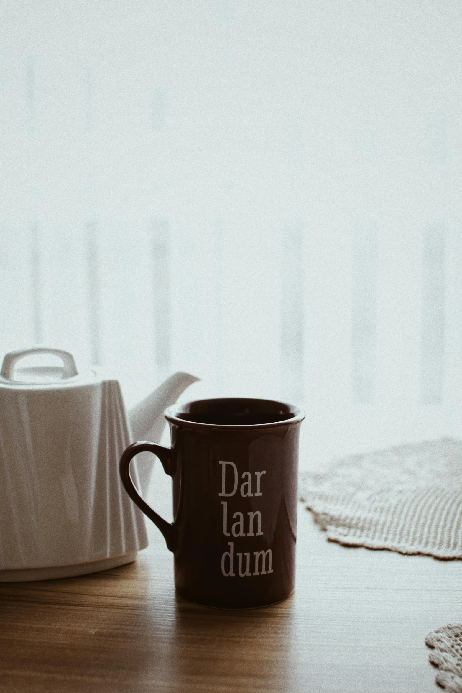 a coffee cup that has the name dar jan dum on it