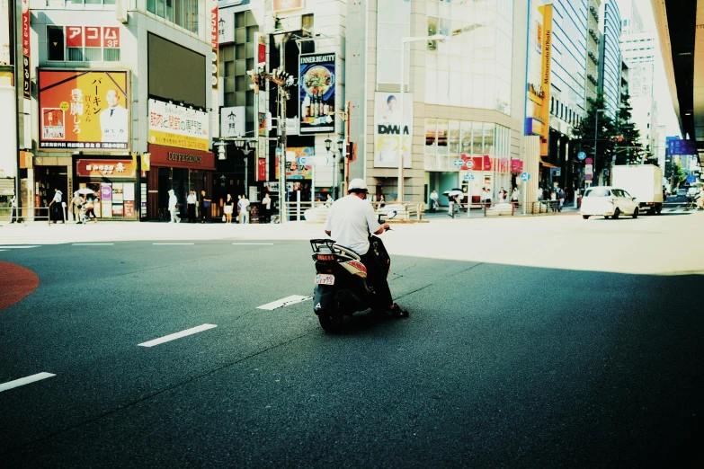 a man that is sitting on a moped