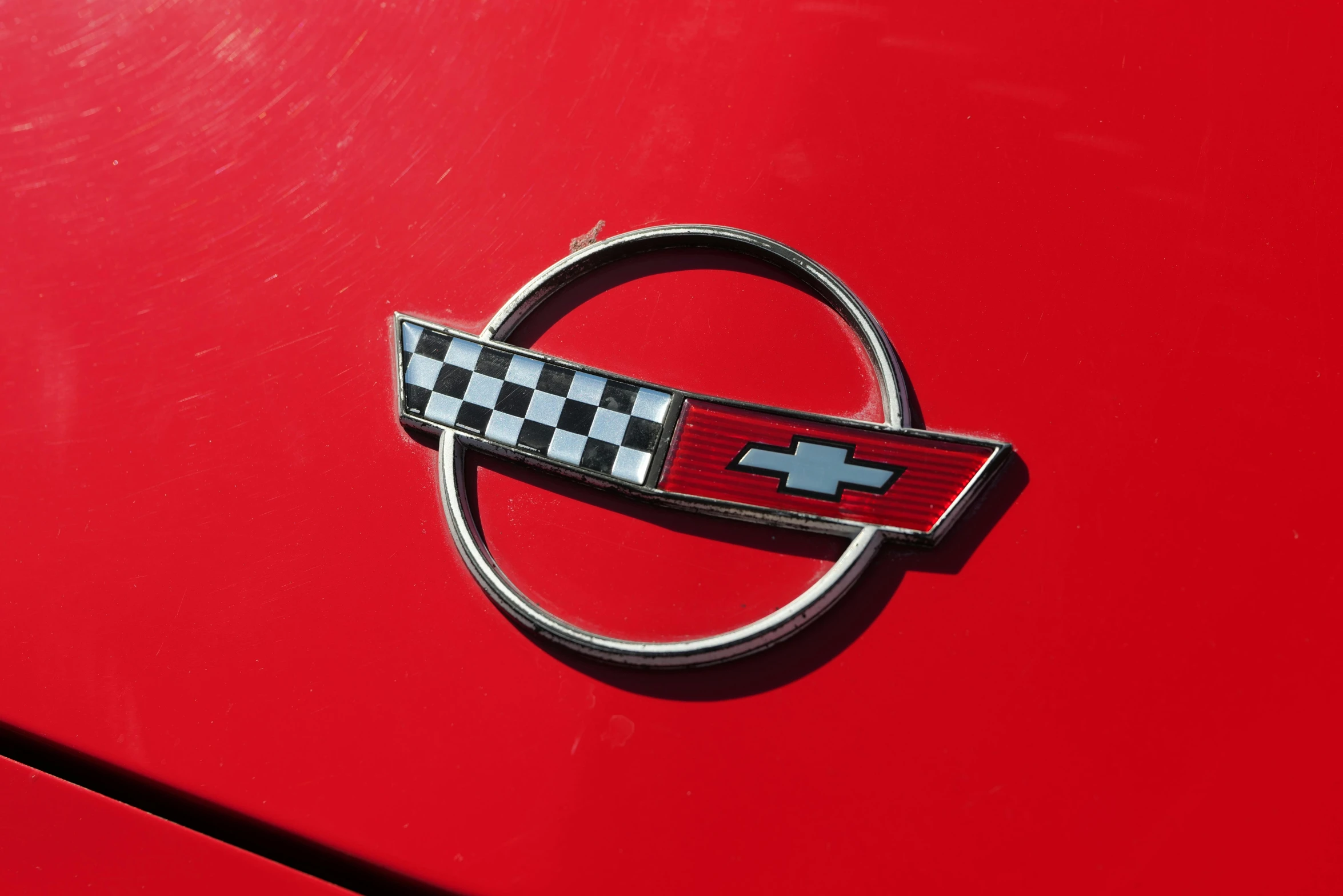 close up po of a chevrolet emblem on the front