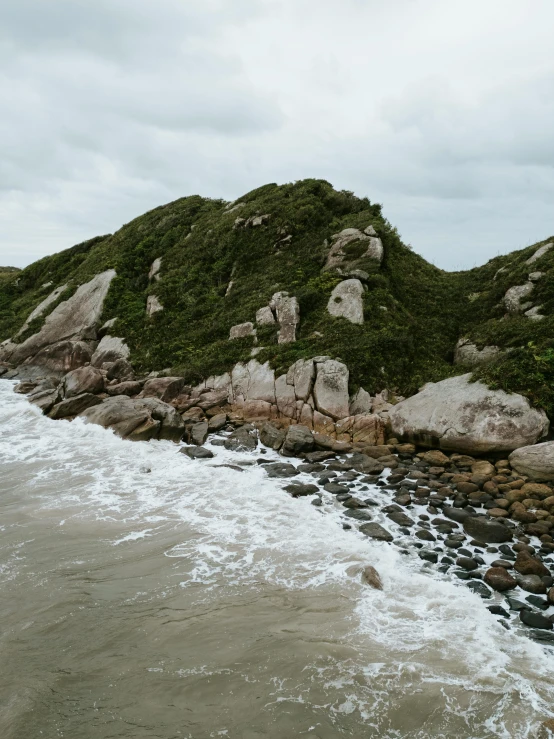 the top of a mountain is covered in water and seaweed