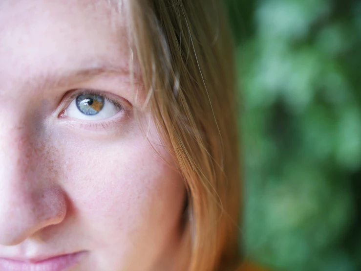 closeup po of the light on a woman's face