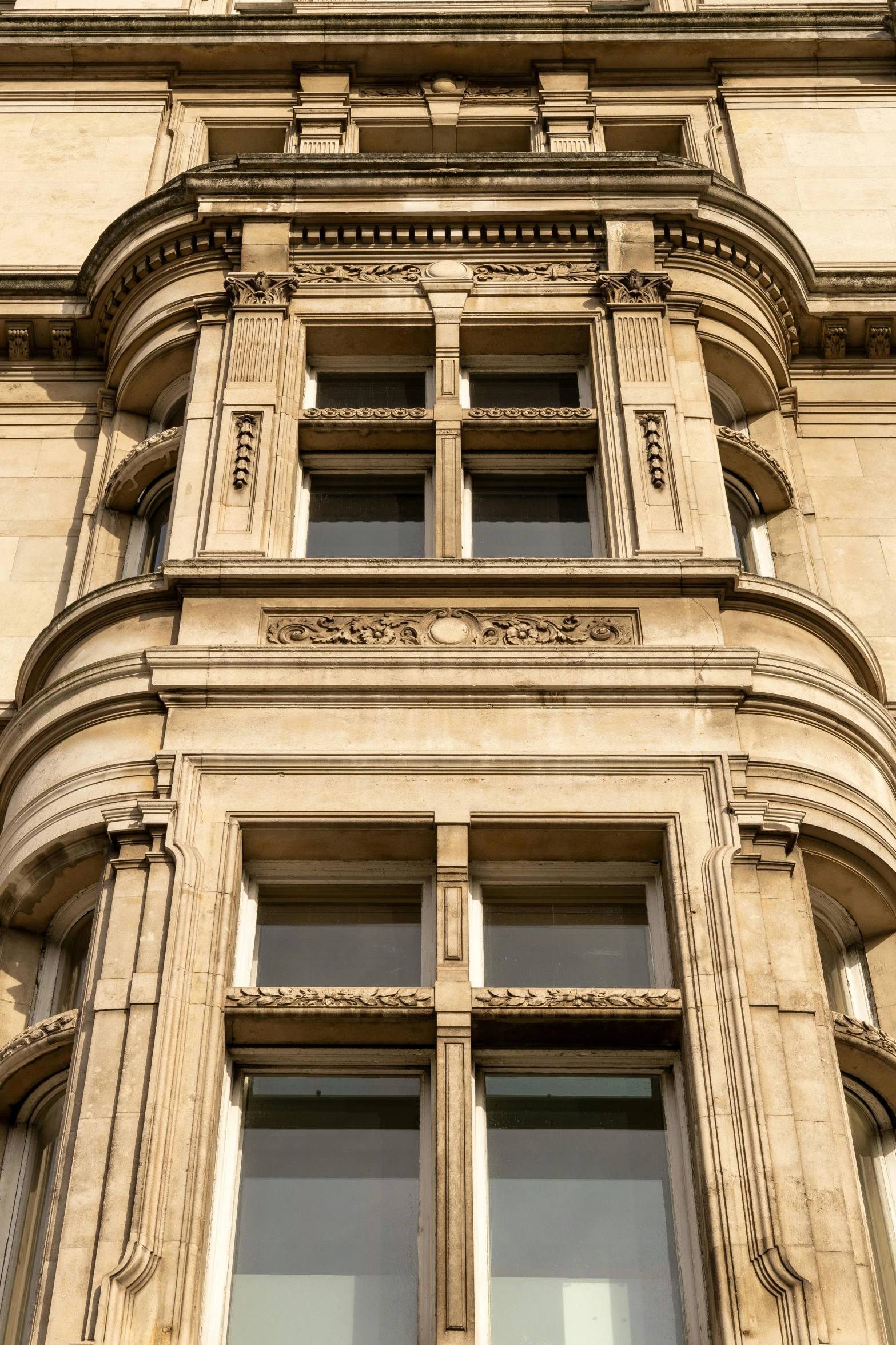 this is an image of windows and balconies on a building