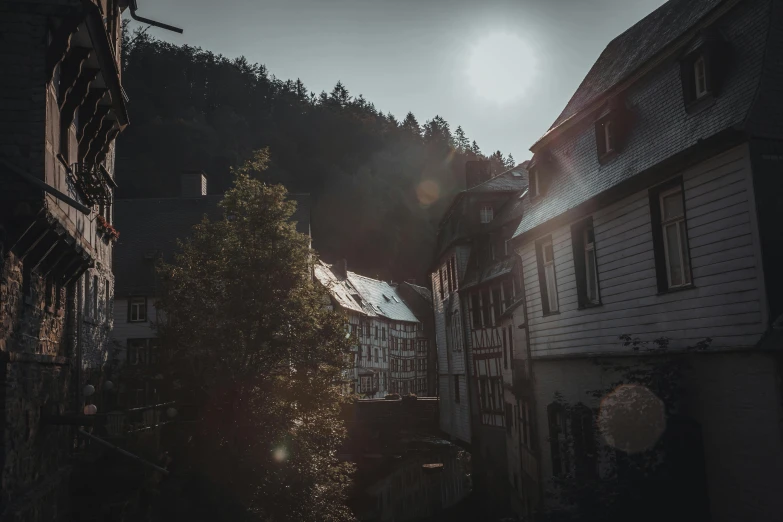 the sun shines on the roof of a building