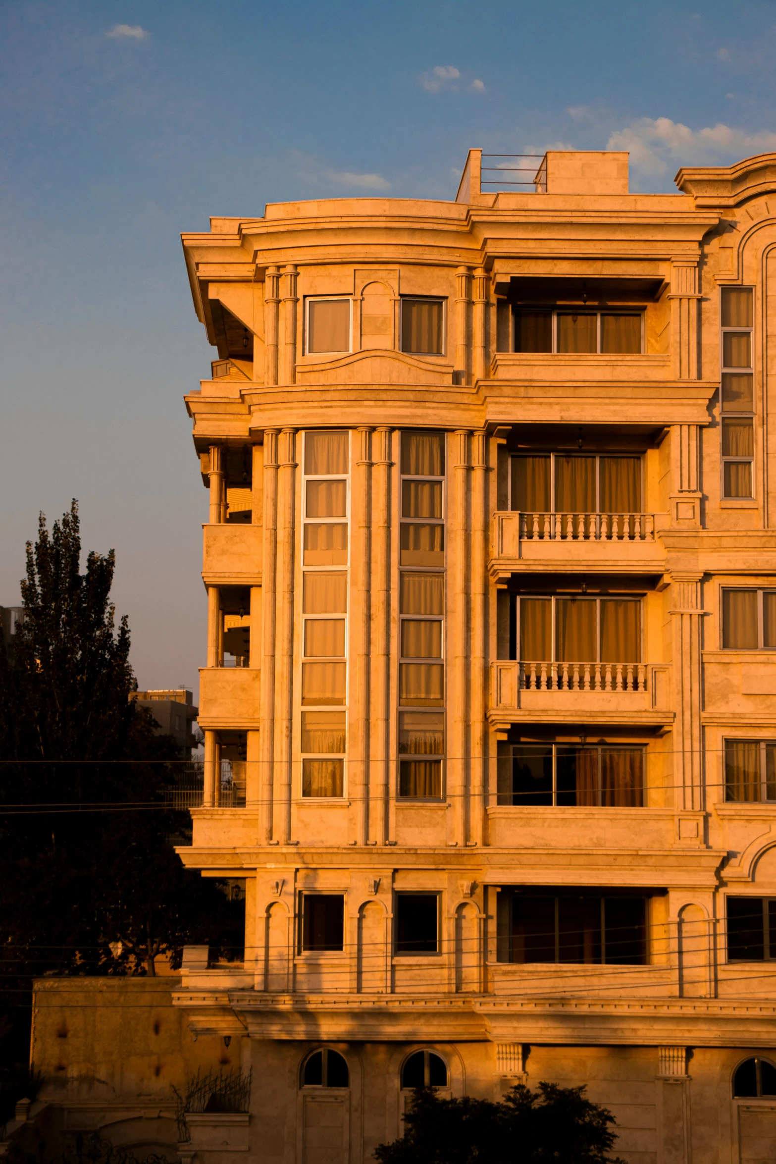 a big building is against a blue sky