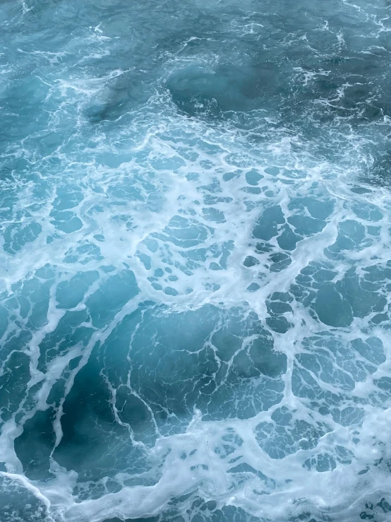 waves crashing in the ocean near the beach