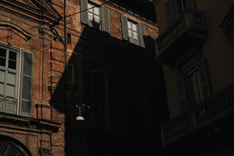 the top of an old building with lots of windows