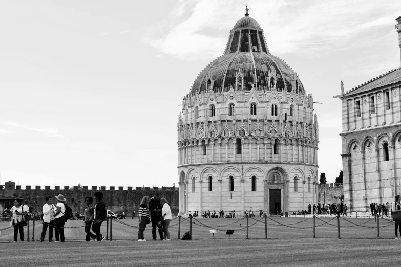 black and white po of tower of pisa with crowd in foreground