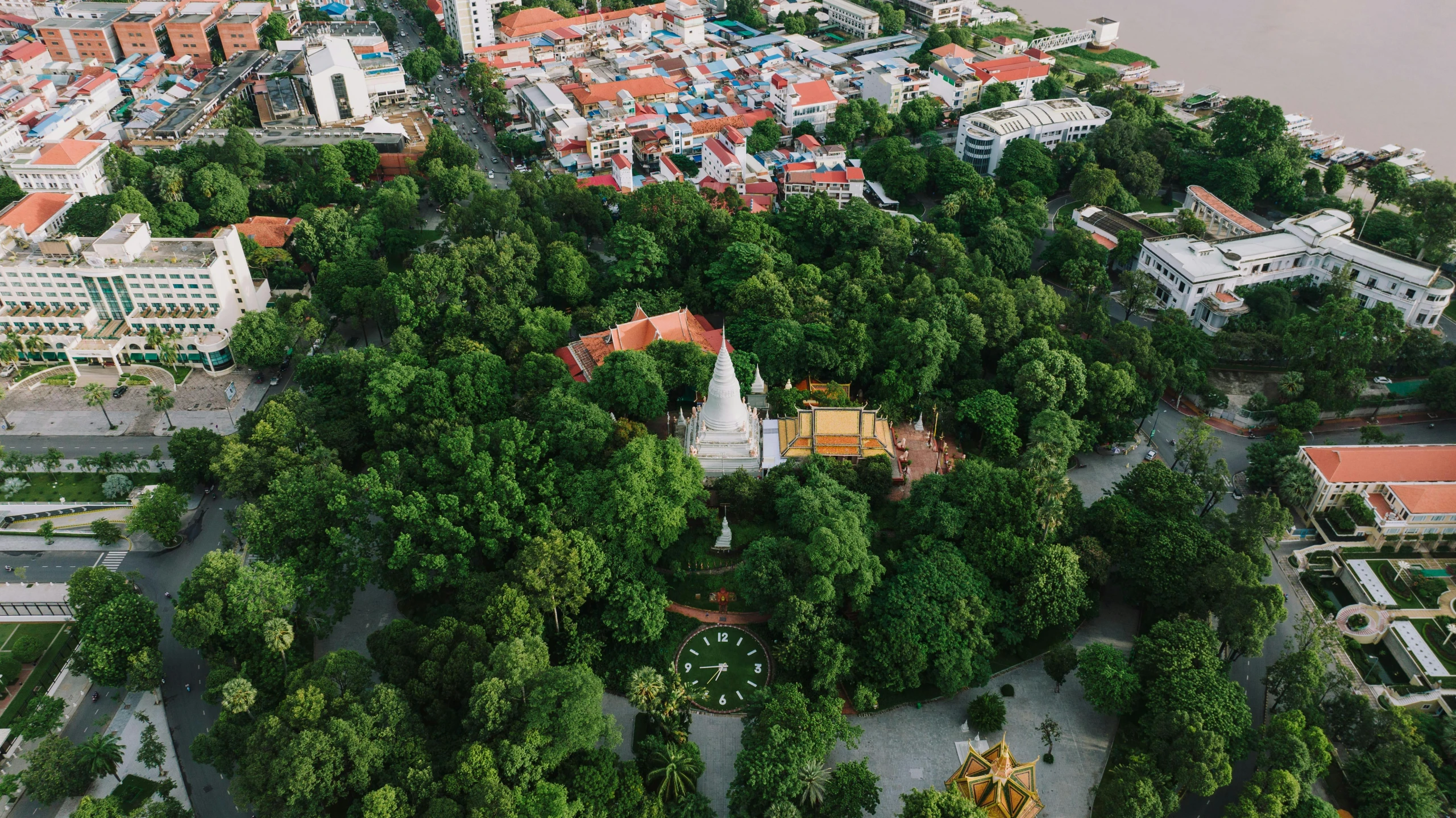 an aerial po of a large city in the sky