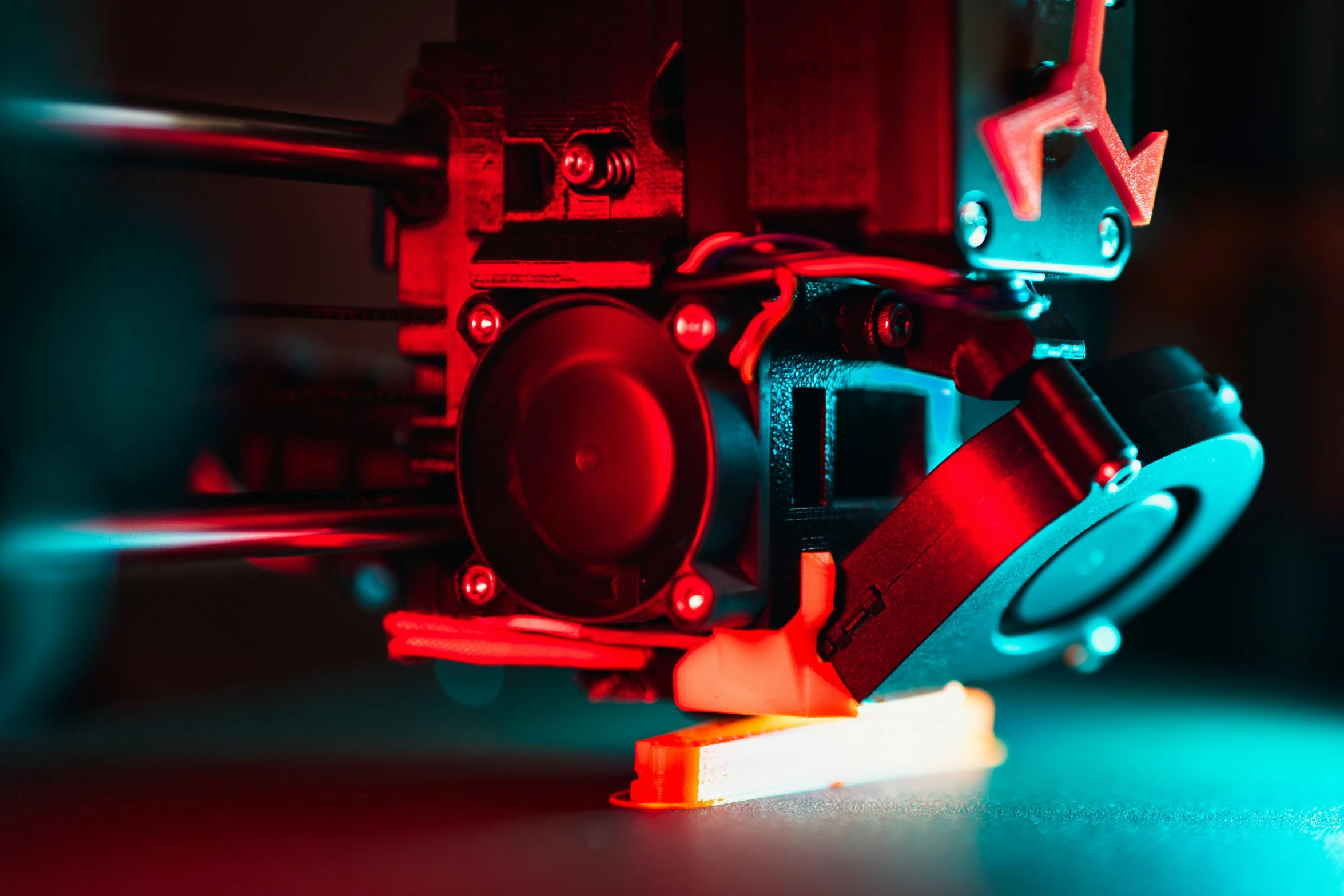 the 3d printing machine is turning red and blue