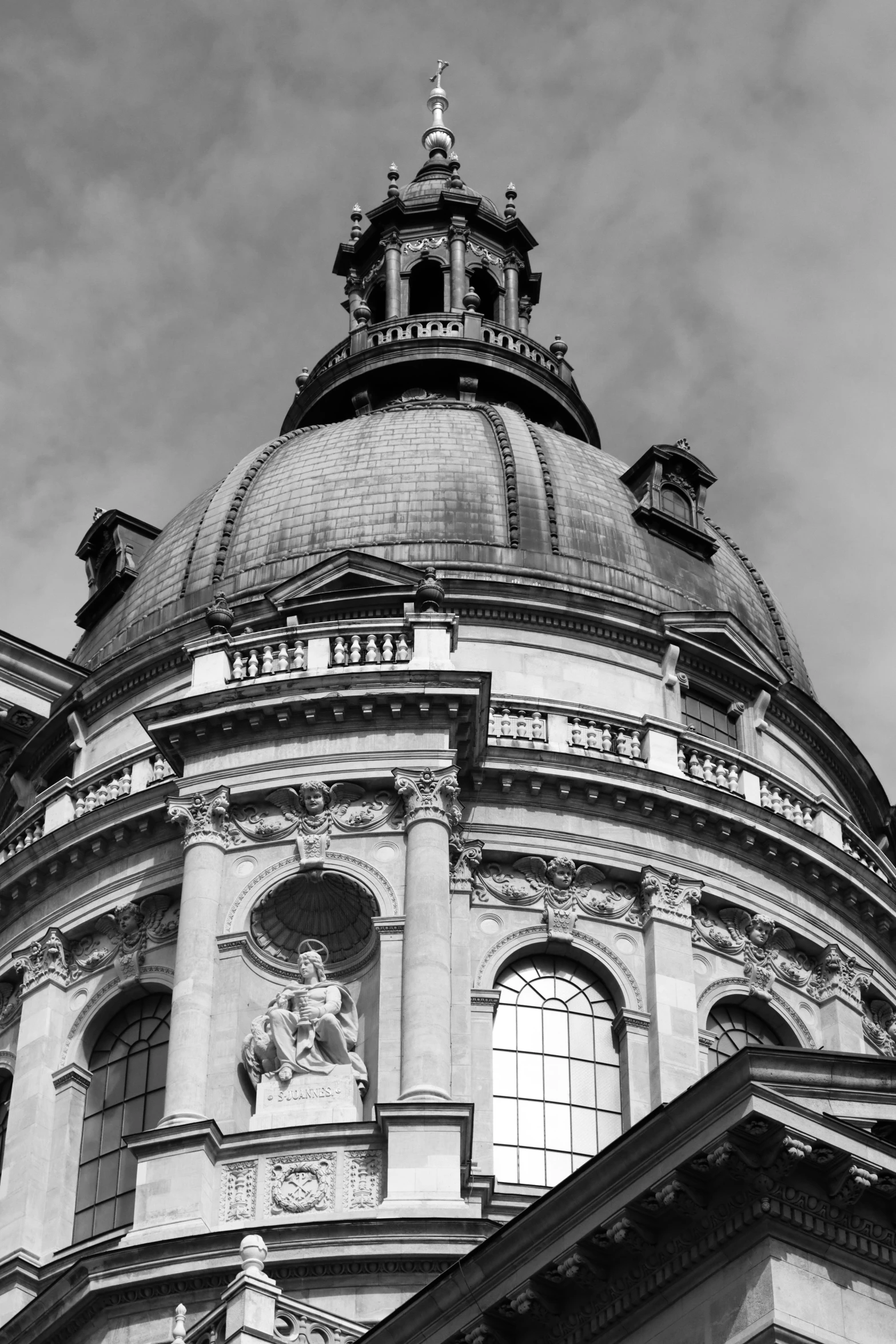 the dome on a building is shown on a cloudy day