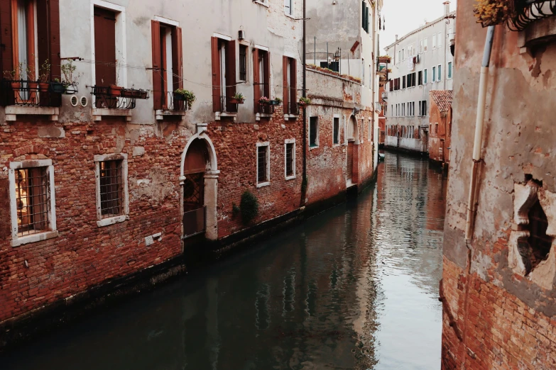 there is a building and the water is flowing