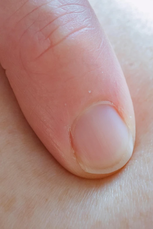 the tip of a piece of contact between the toe and thumb