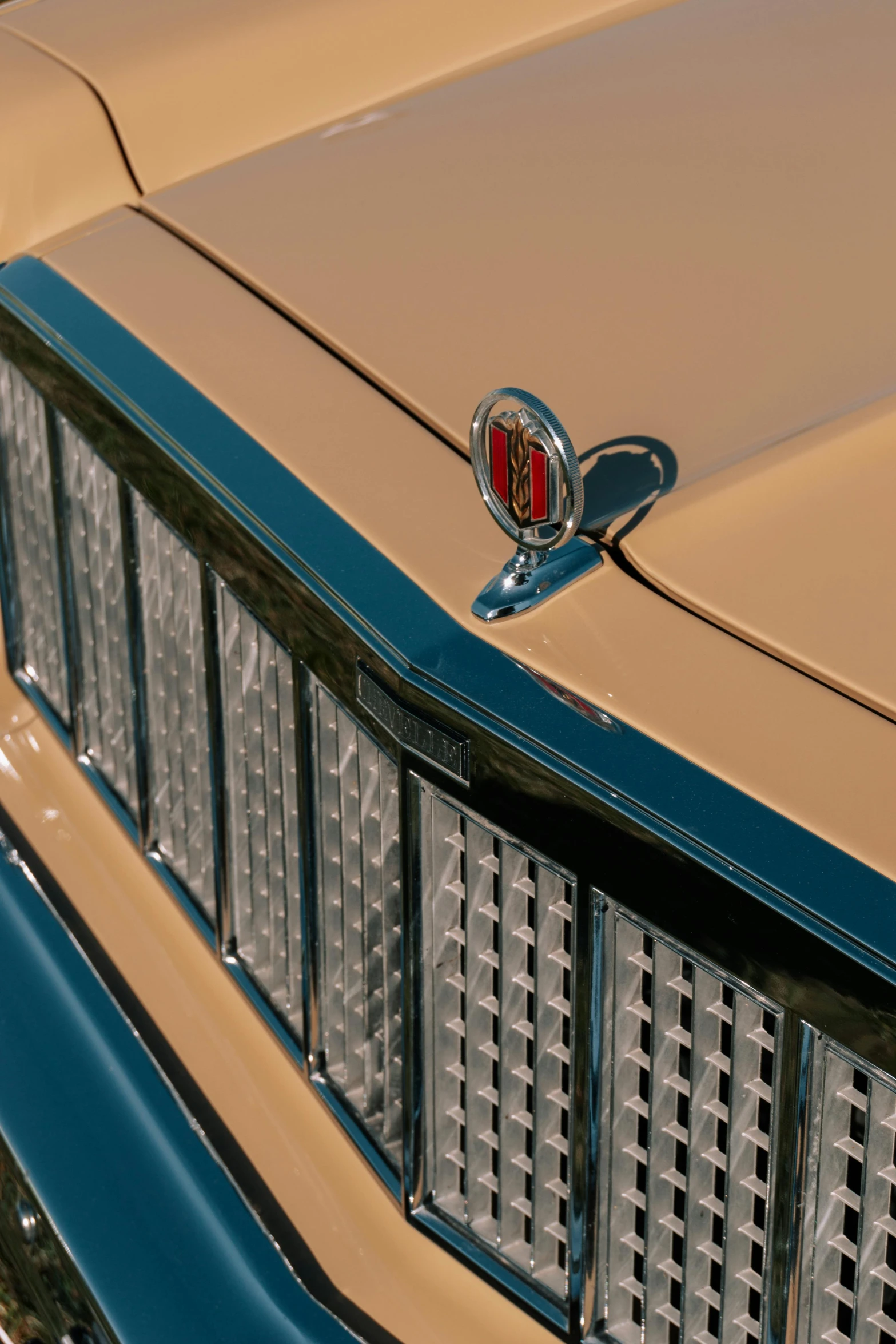 the emblem of a tan and blue classic car