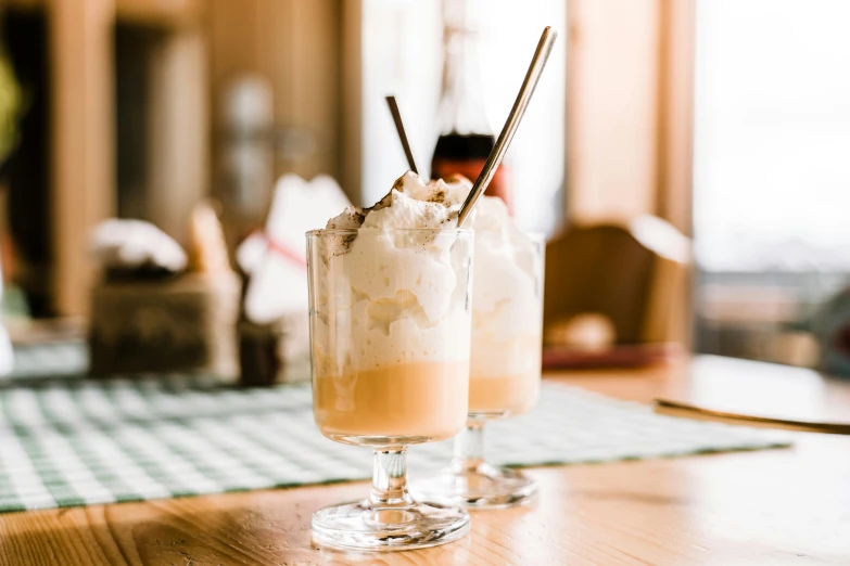 two glasses with different kinds of ice tea