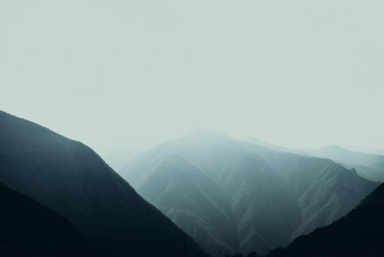 a mountain with a steep edge is shown with fog