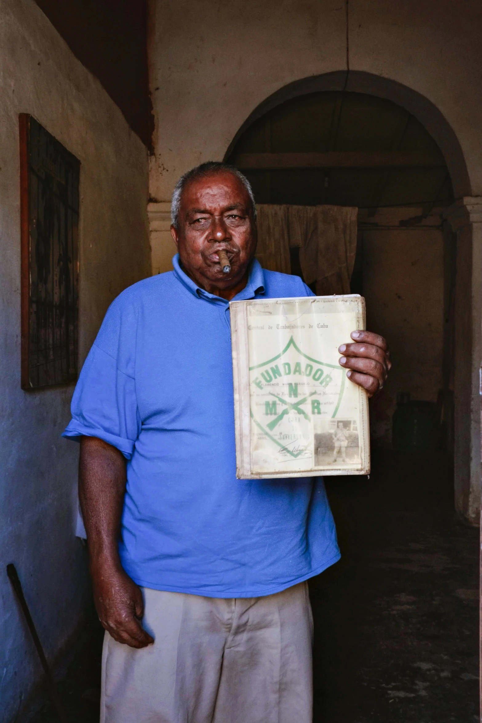 a man holding a bag that says rota do rio