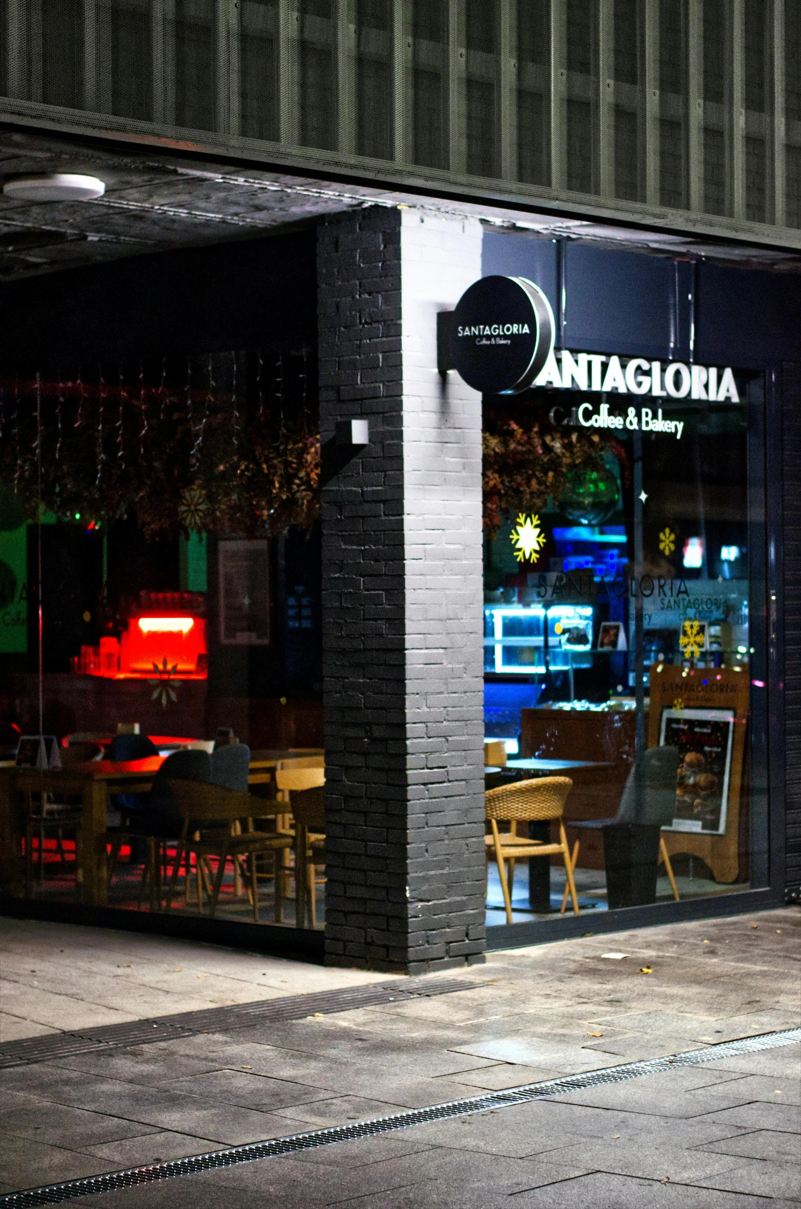 the outside of an italian restaurant with its windows lit up