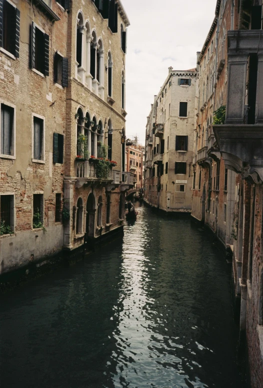 an image of the city with some water