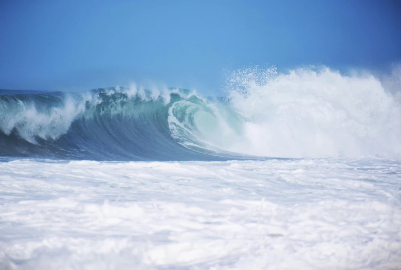 the ocean waves are crashing in and out of the water