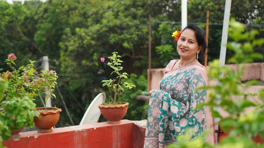 there is a woman with flowers in her hair standing on a rooftop