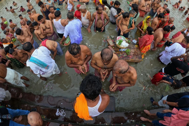 many people gathered to drink water and bath in the river