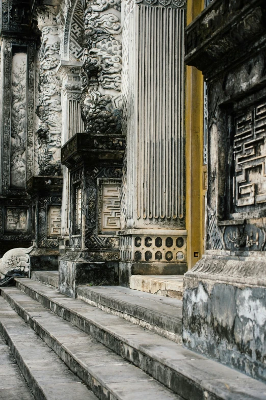 an old and rusty looking building with large pillars