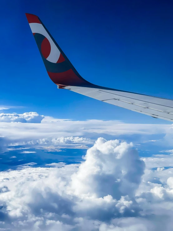 an airplane wing is seen through the clouds