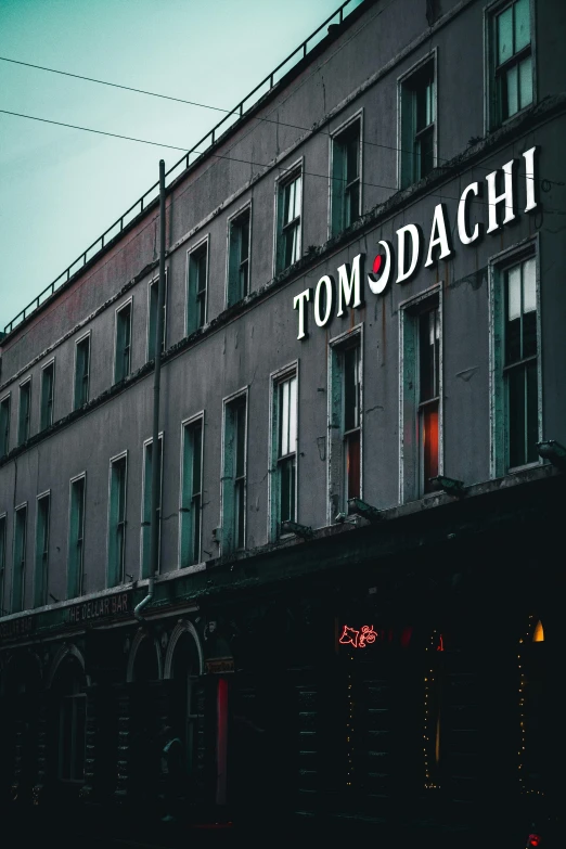 a very tall building that says tomo dache