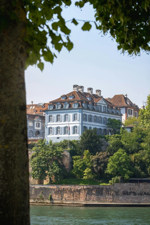 a large house on the side of the lake