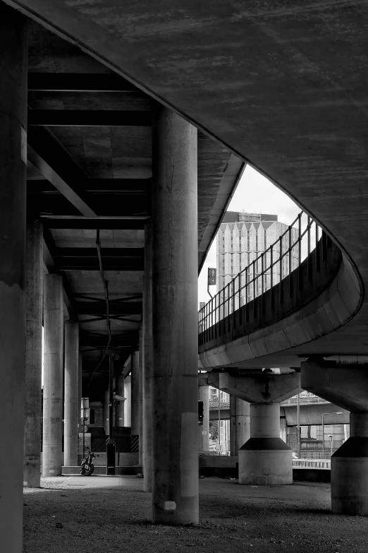 a view of the inside of a freeway with several pillars