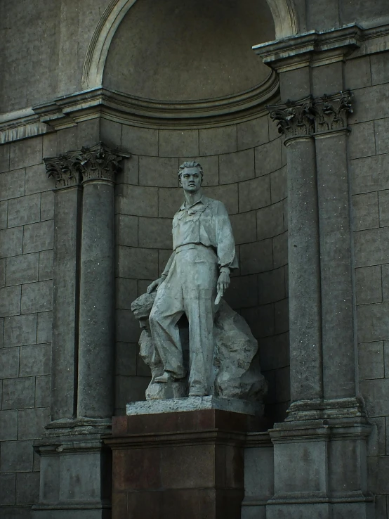 a monument in the middle of a large building