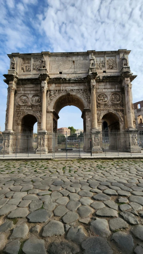 an ancient arch is shown in this image