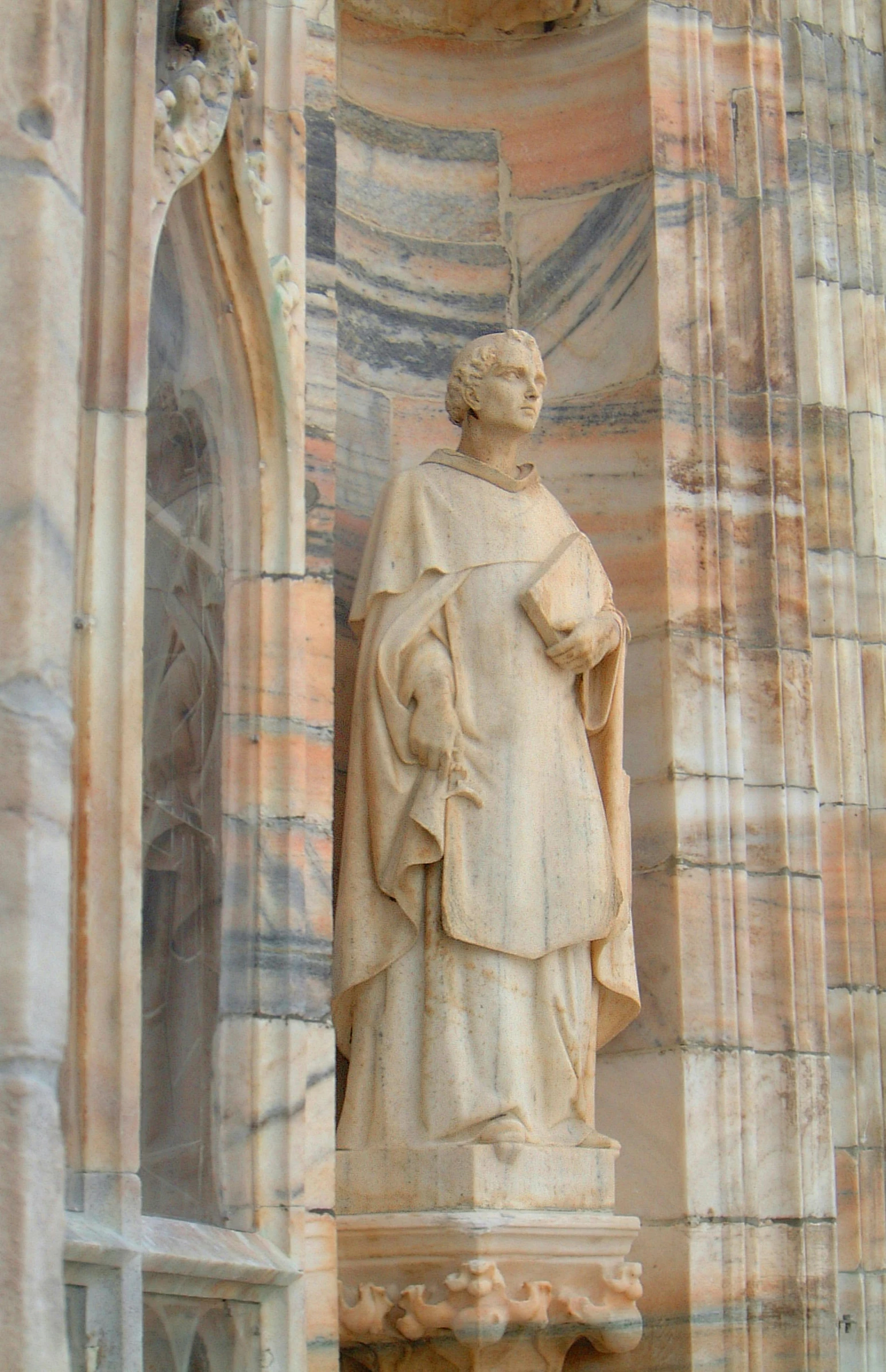 a stone statue of a man next to an arch