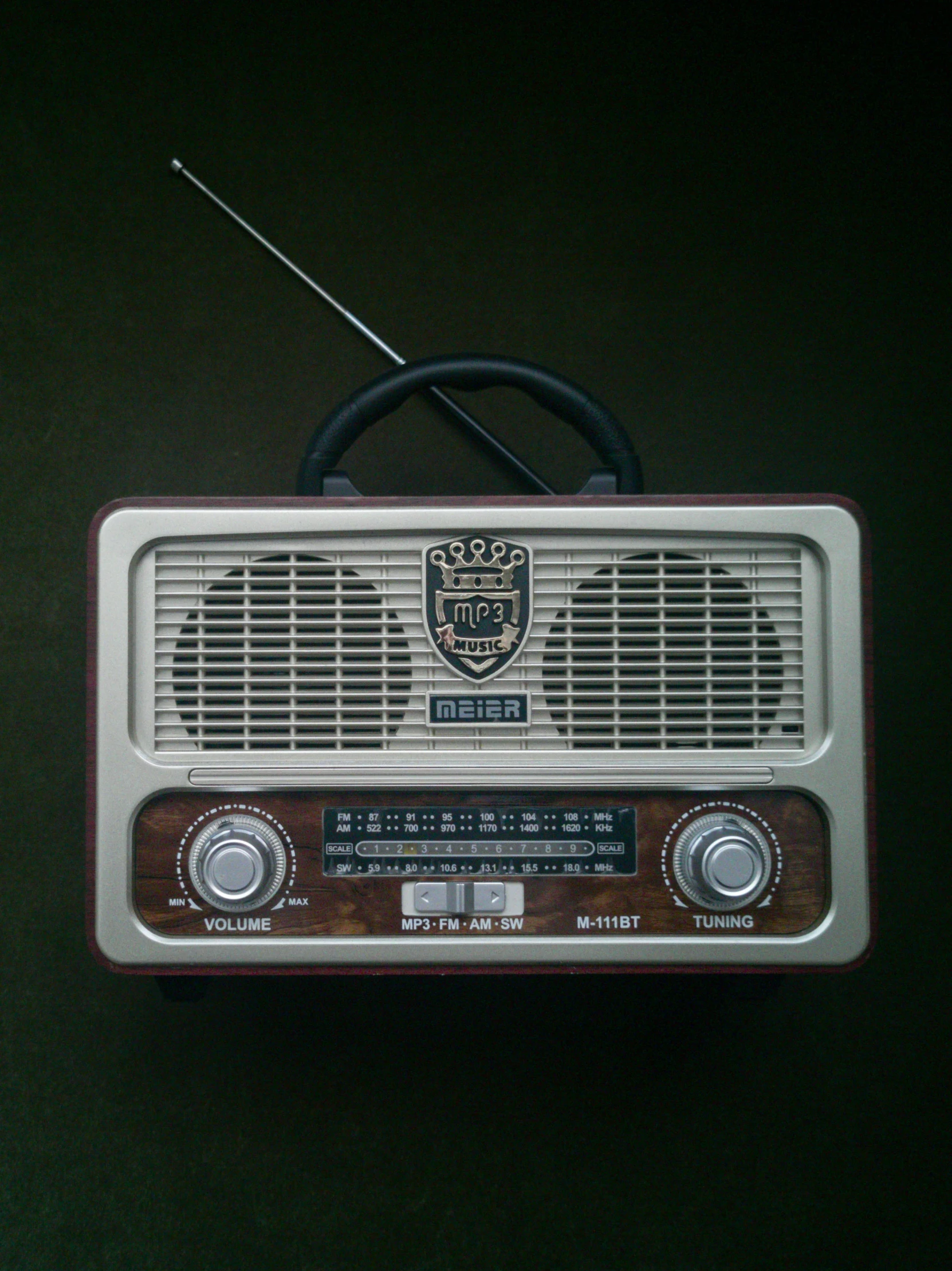 an old radio with antenna that is not working