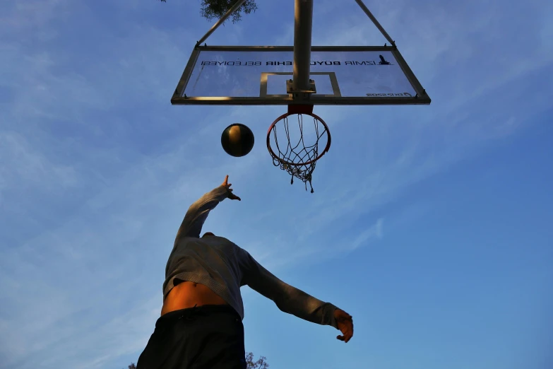 an athlete is getting ready to dunk at a basketball