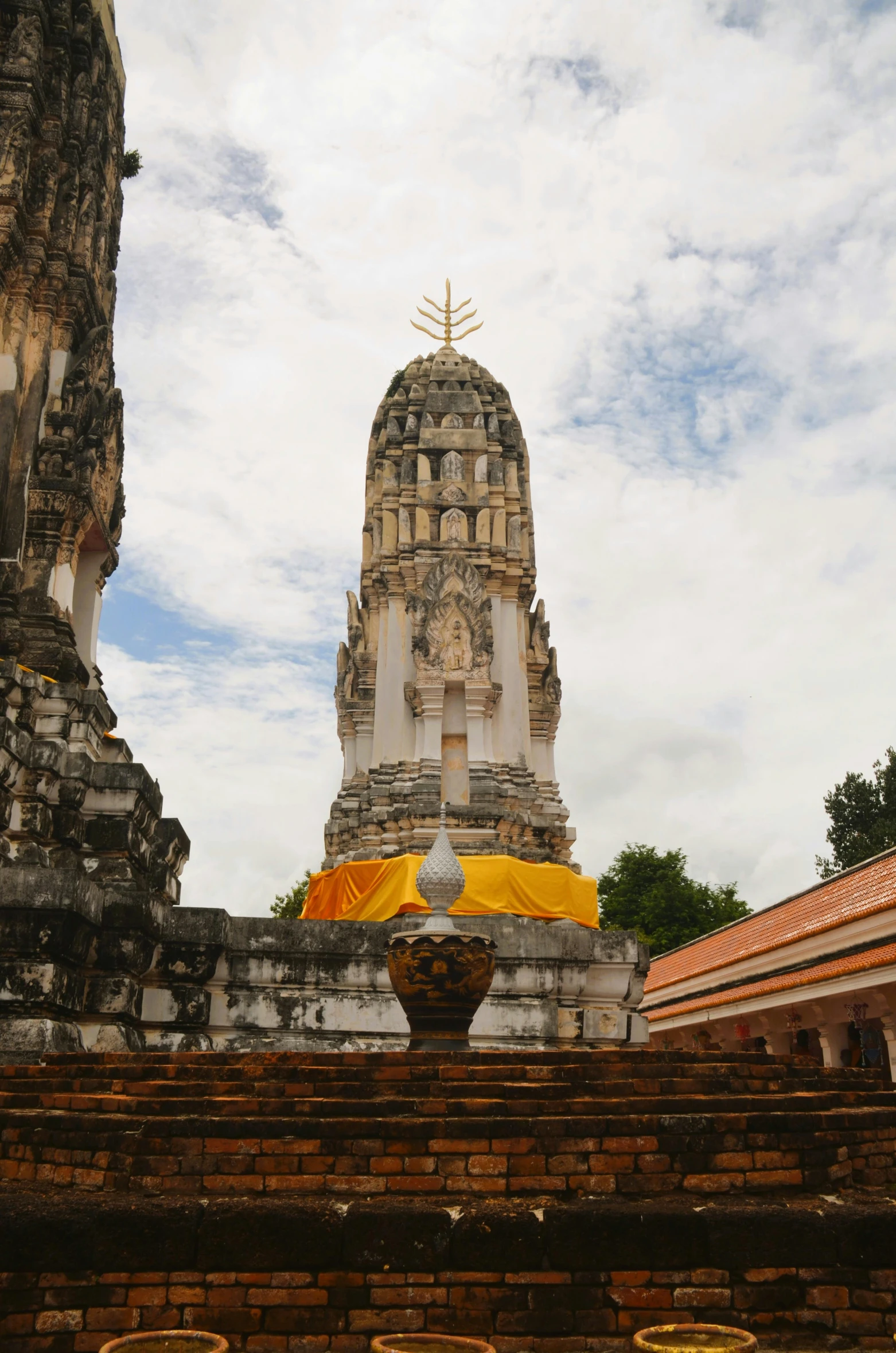 there are several buddha statues outside of a large building