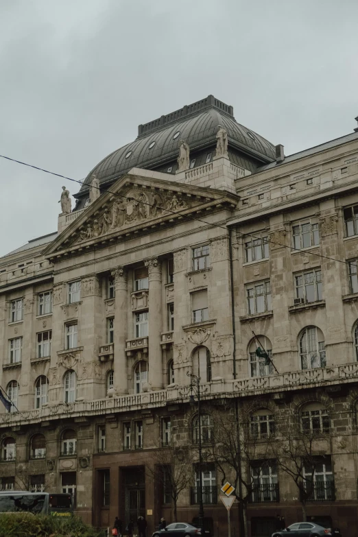 a very old building has many windows in it