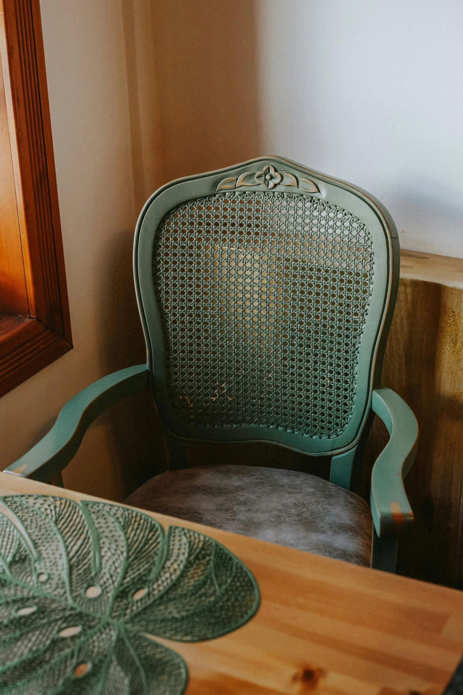 a green chair sitting in front of a mirror