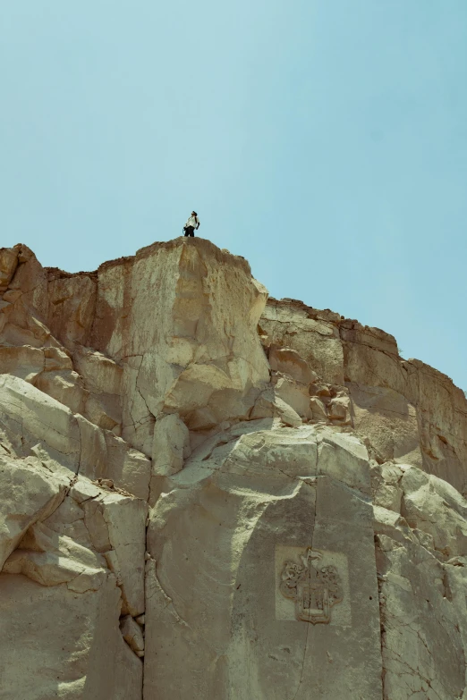 the mountain top has several large rocks on it