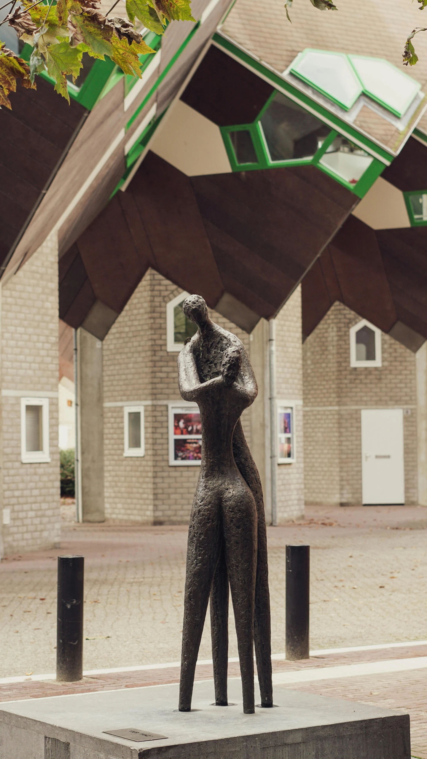 a statue is shown in front of a building