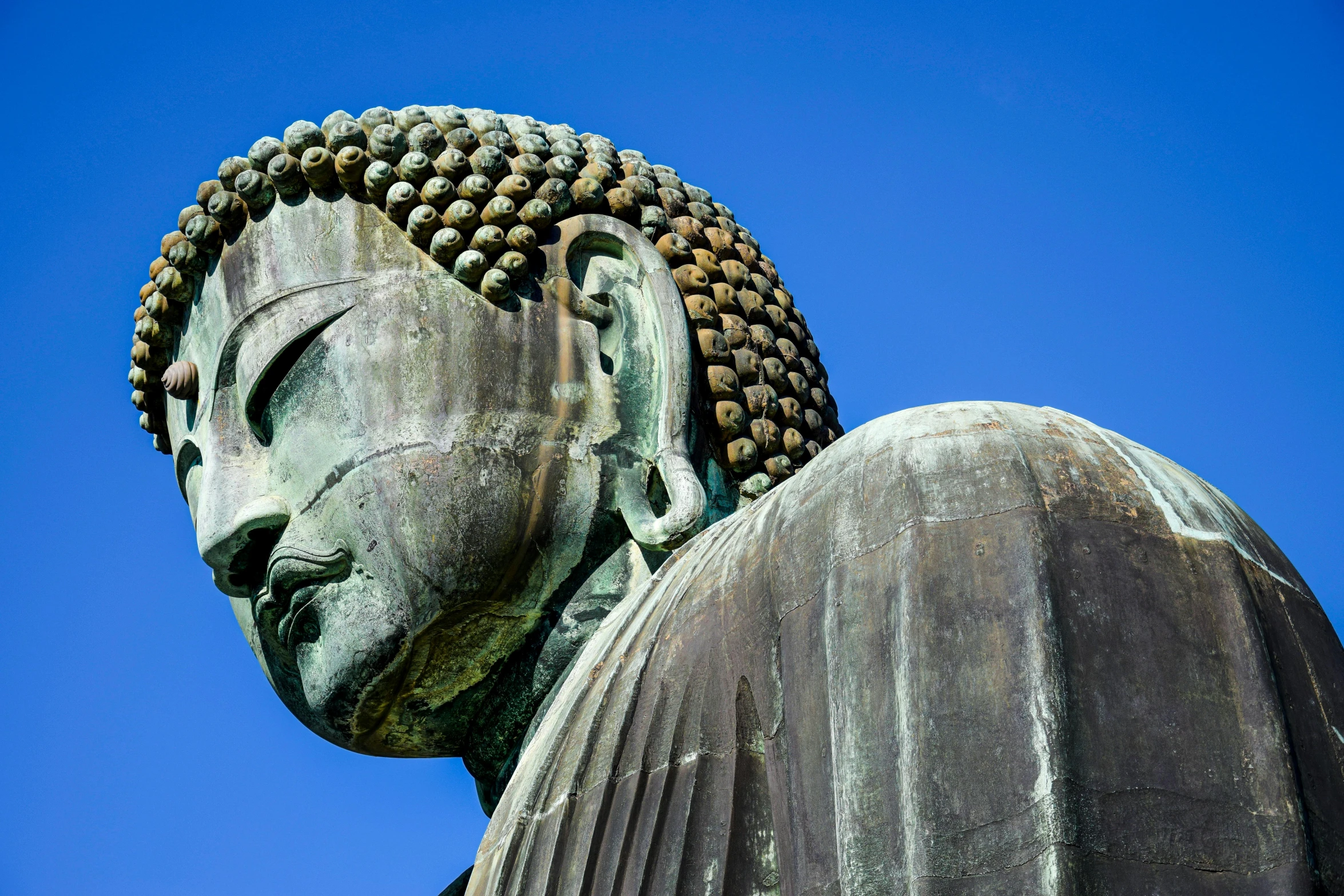 a big statue is in the middle of the blue sky