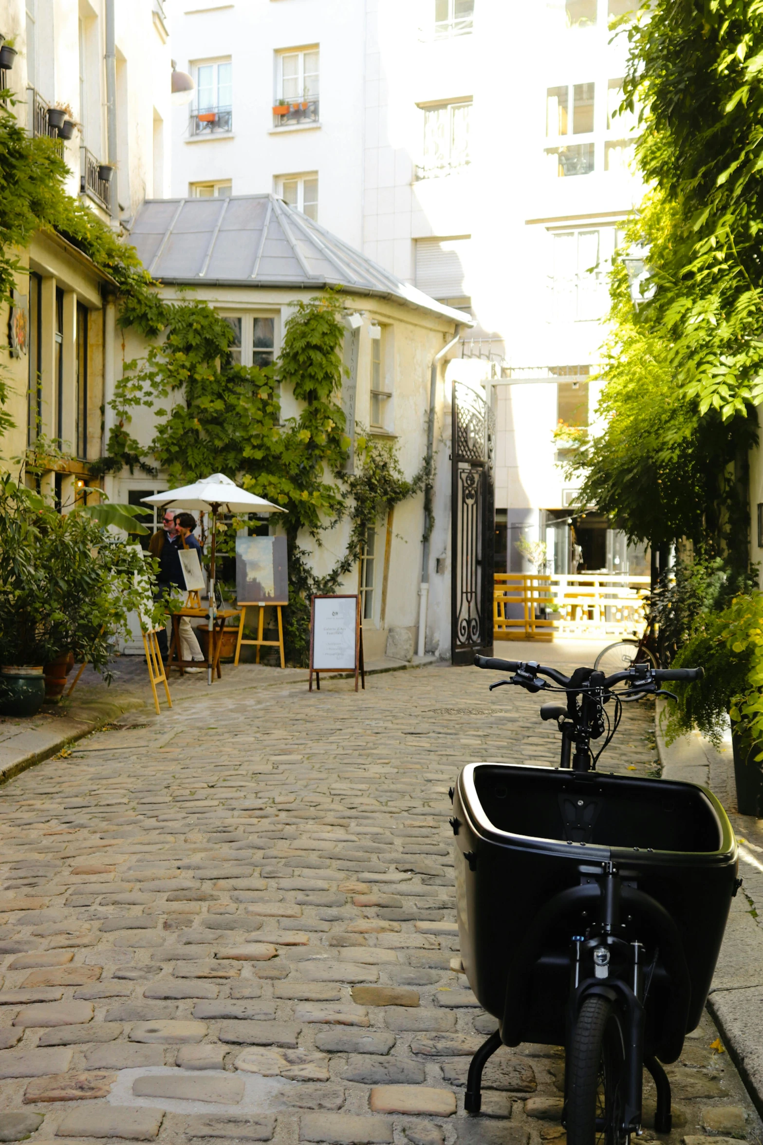 a bicycle parked in the middle of an alleyway