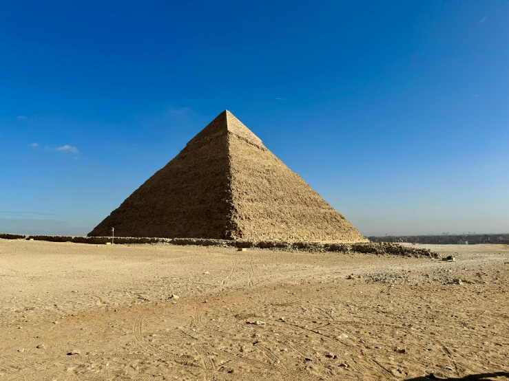 the great pyramid of giza sits behind it