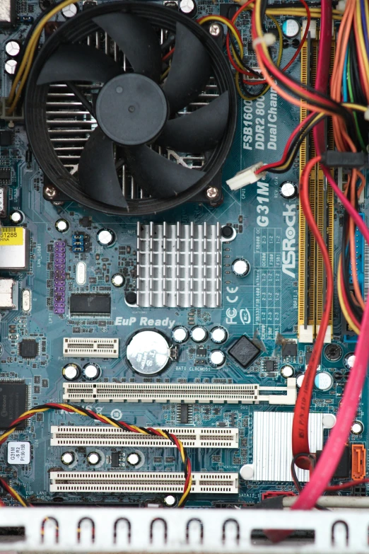 the inside of an electronic pc with a fan and heatstrack