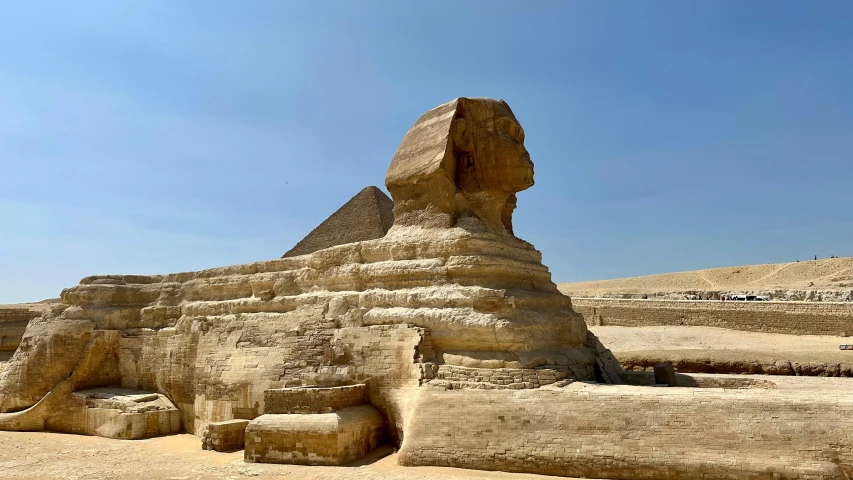 a huge sphinx stands in the middle of the desert