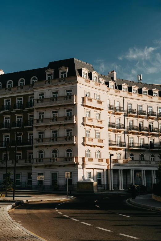 the side view of a building with lots of windows