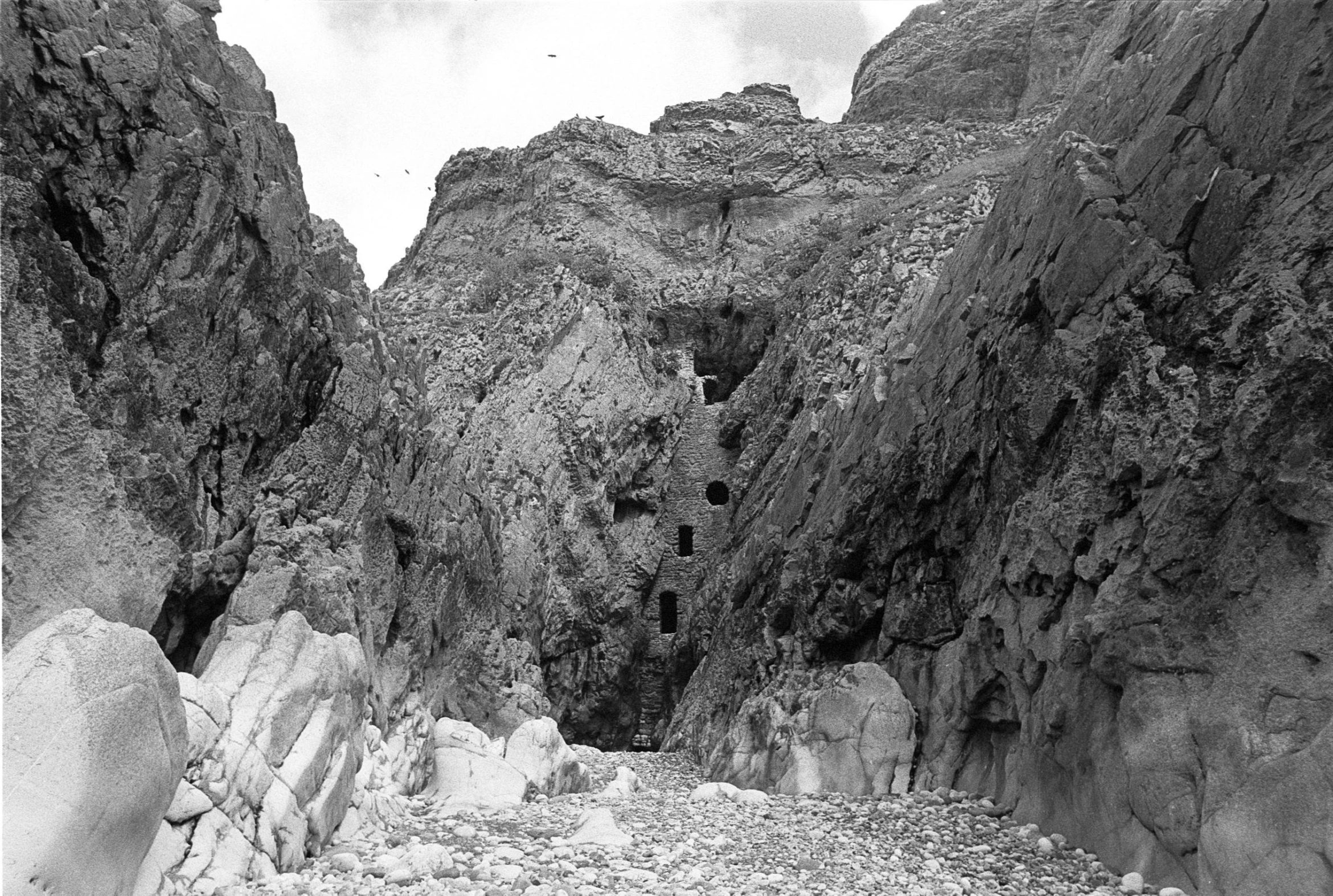 a narrow narrow canyon with big rocks in it