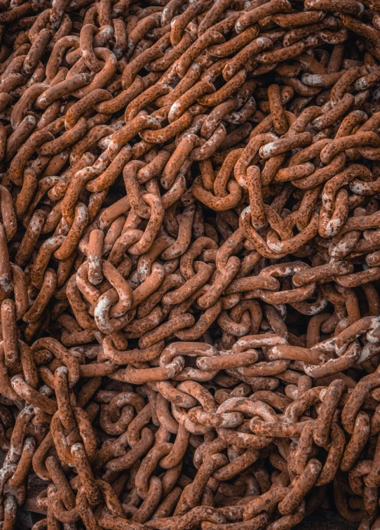 a bunch of brown chains are piled together