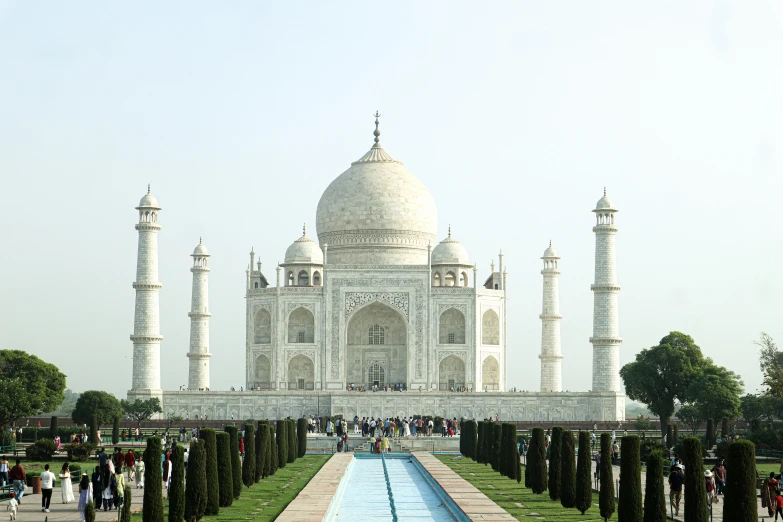 people are standing on the edge of the walkway that leads to the tajwalar